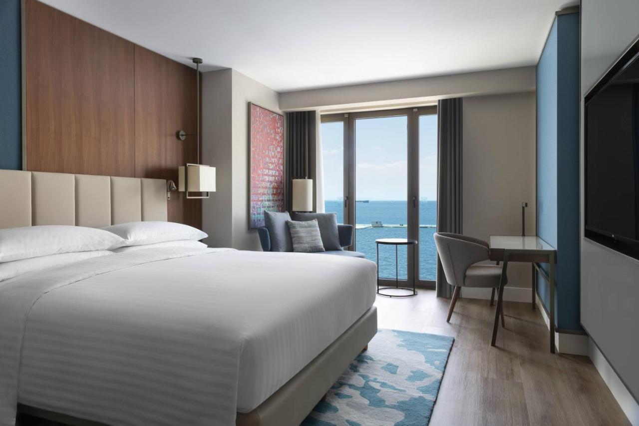 Izmir Marriott Hotel Екстериор снимка A guest room at the Hilton Athens
