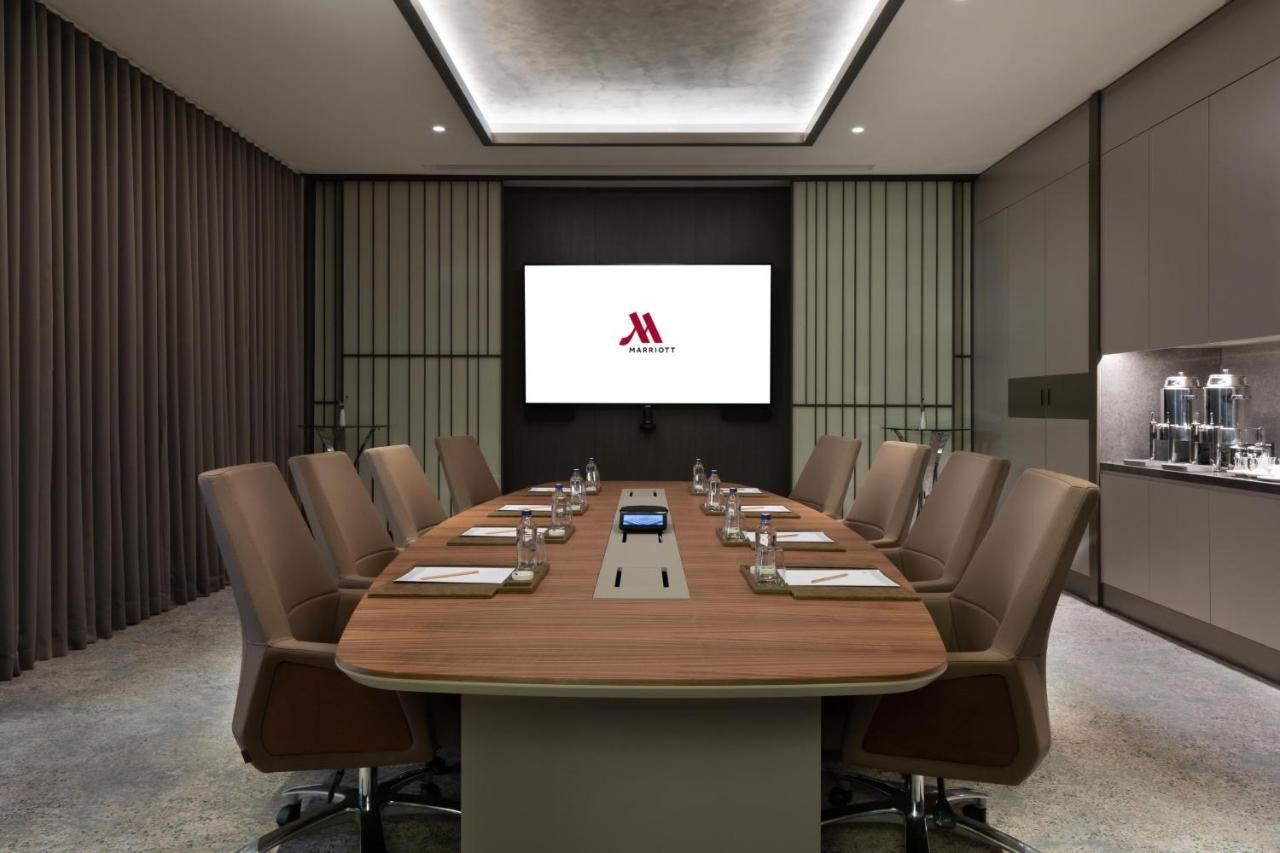 Izmir Marriott Hotel Екстериор снимка A boardroom at a hotel