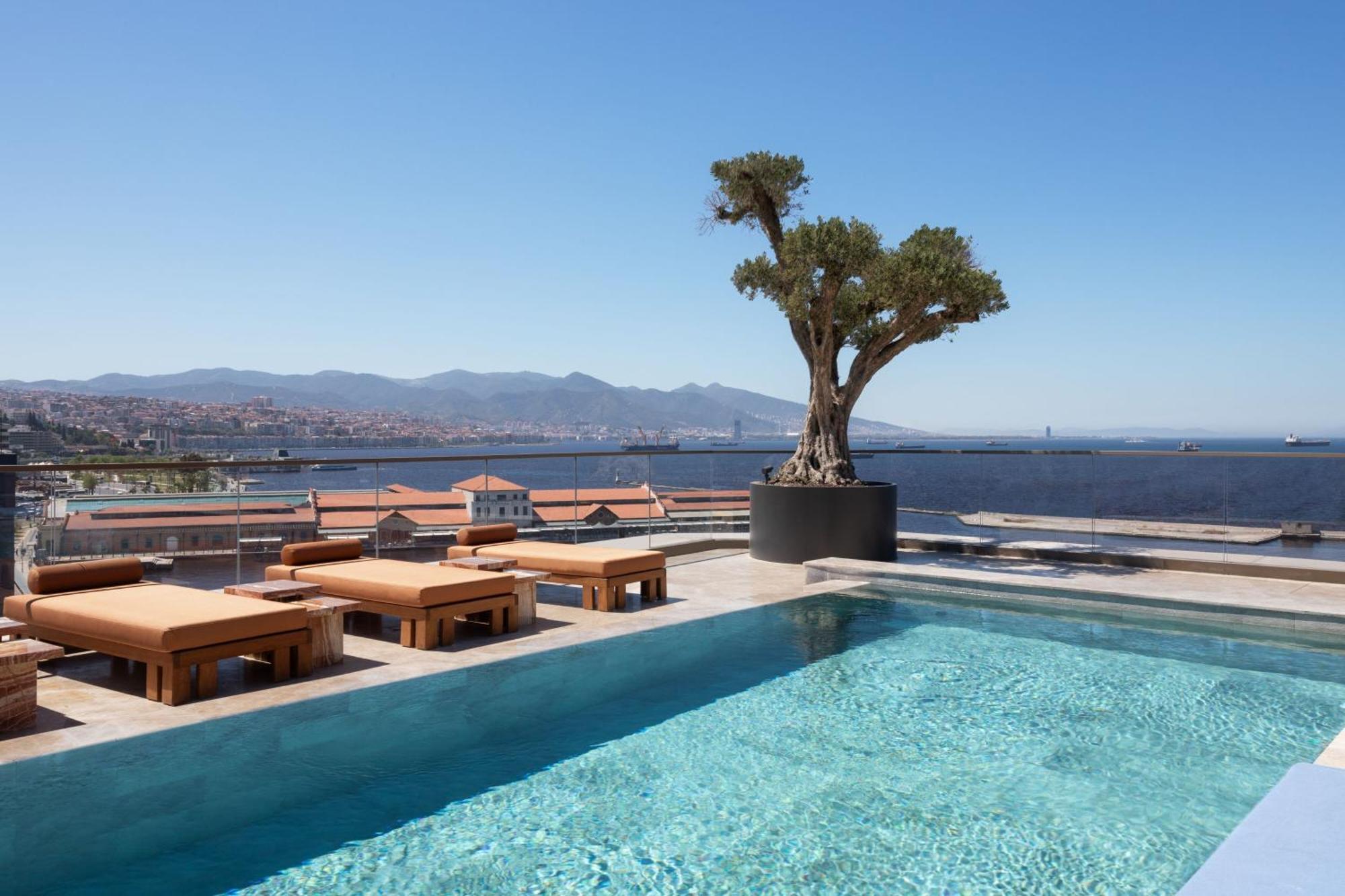 Izmir Marriott Hotel Екстериор снимка The pool at the 12th floor