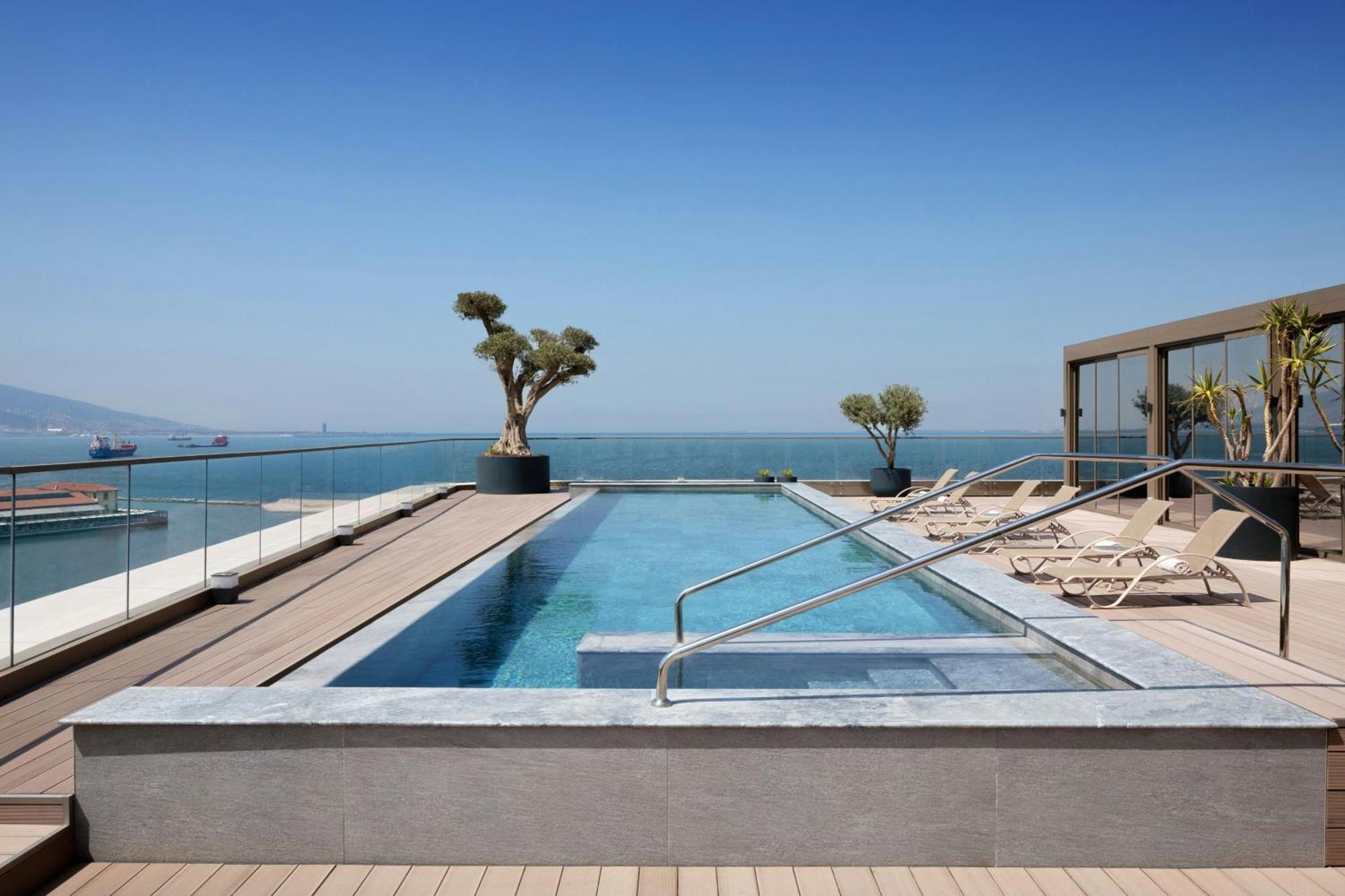 Izmir Marriott Hotel Екстериор снимка The pool at the hotel