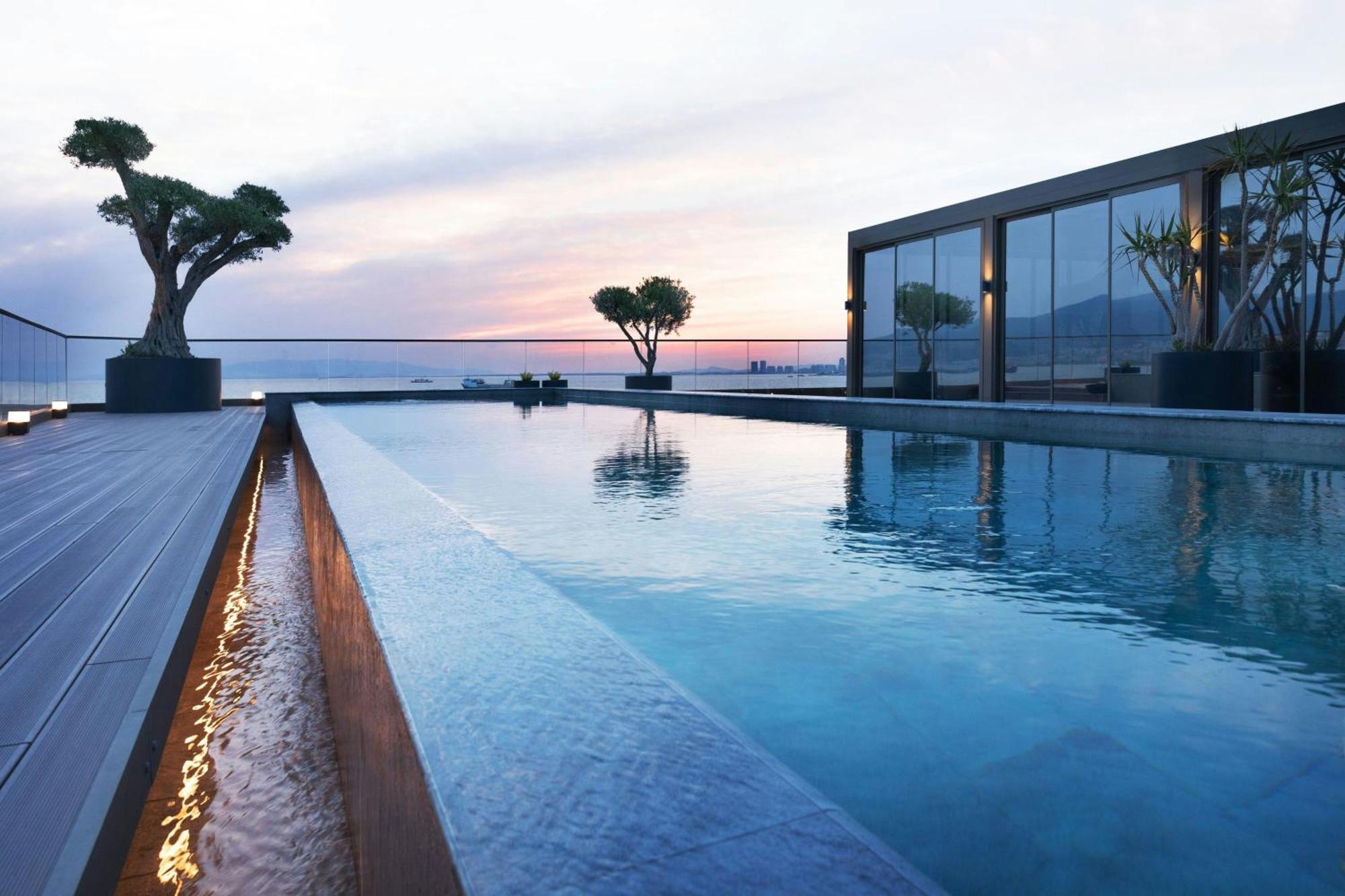 Izmir Marriott Hotel Екстериор снимка The Sky Pool at The Landmark