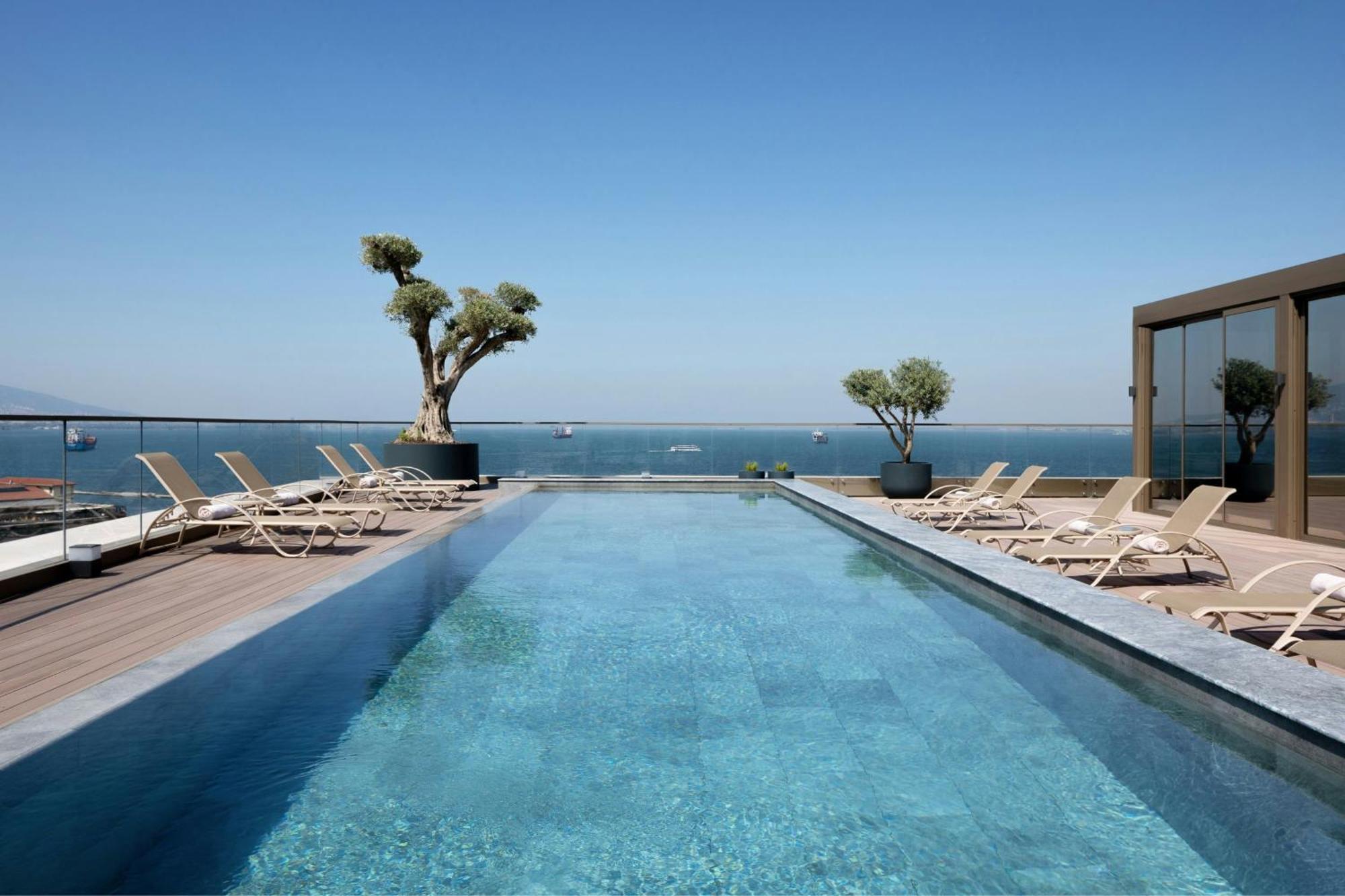 Izmir Marriott Hotel Екстериор снимка The rooftop pool at the hotel