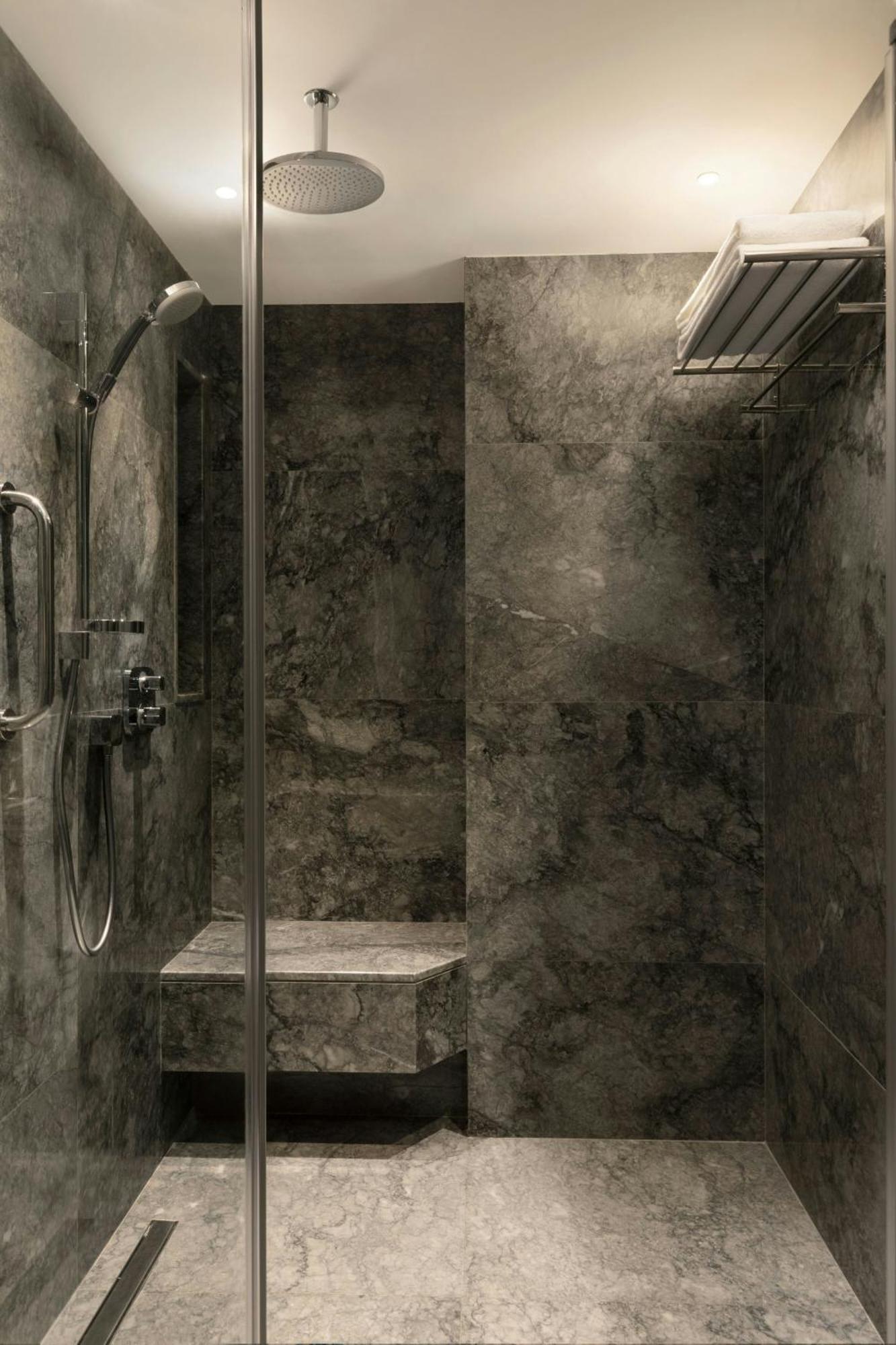 Izmir Marriott Hotel Екстериор снимка A shower