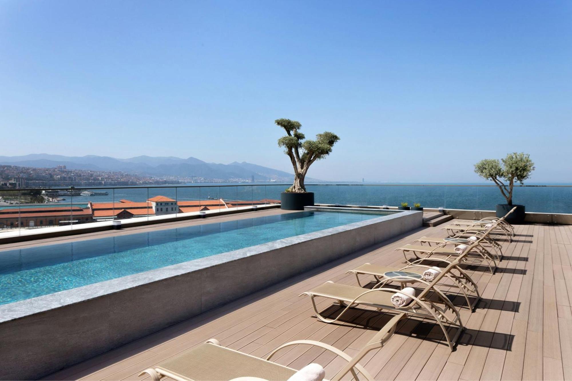 Izmir Marriott Hotel Екстериор снимка Rooftop pool at the Hotel